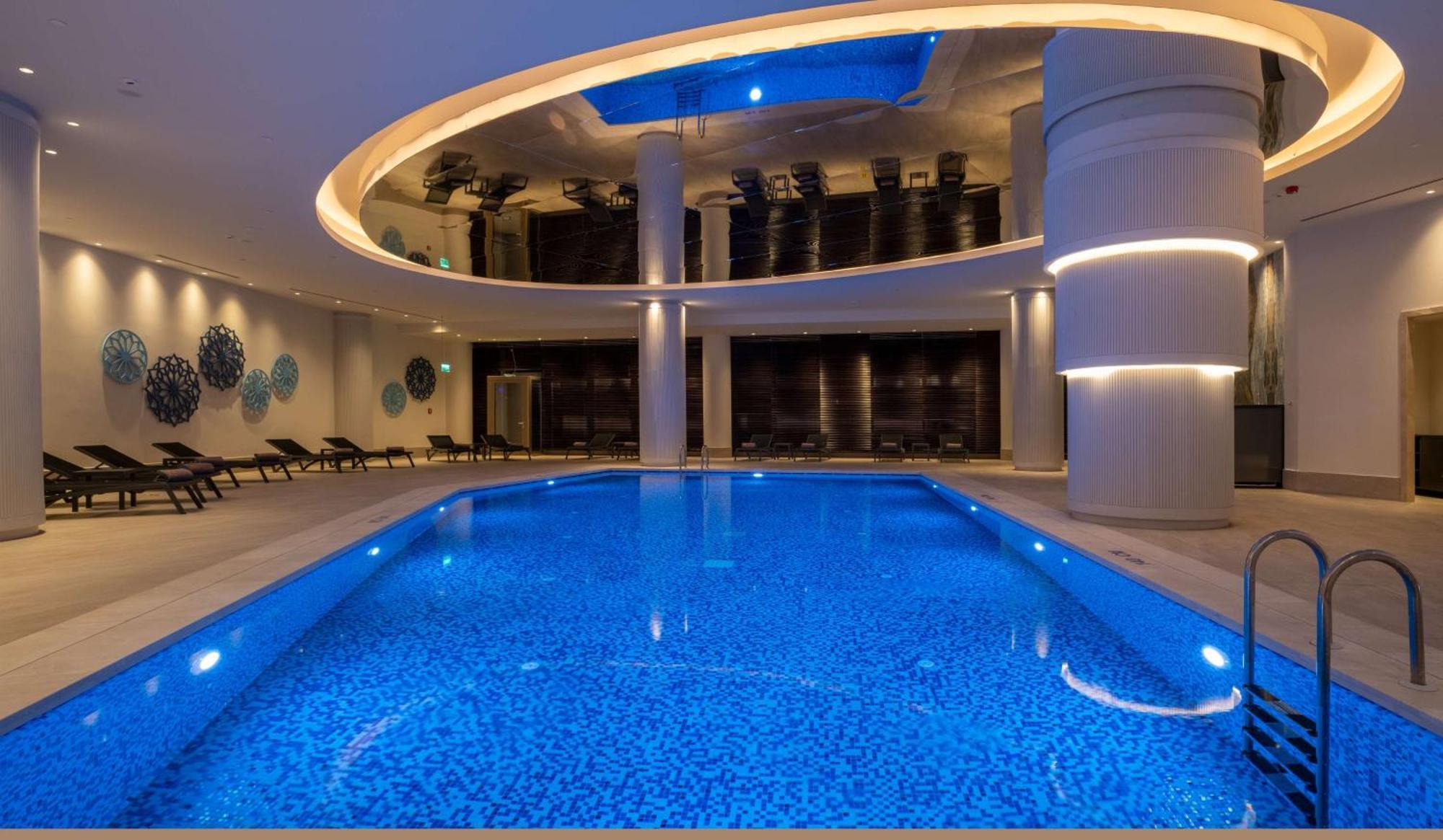 Hilton Mall Of Istanbul Exterior photo The swimming pool at the hotel